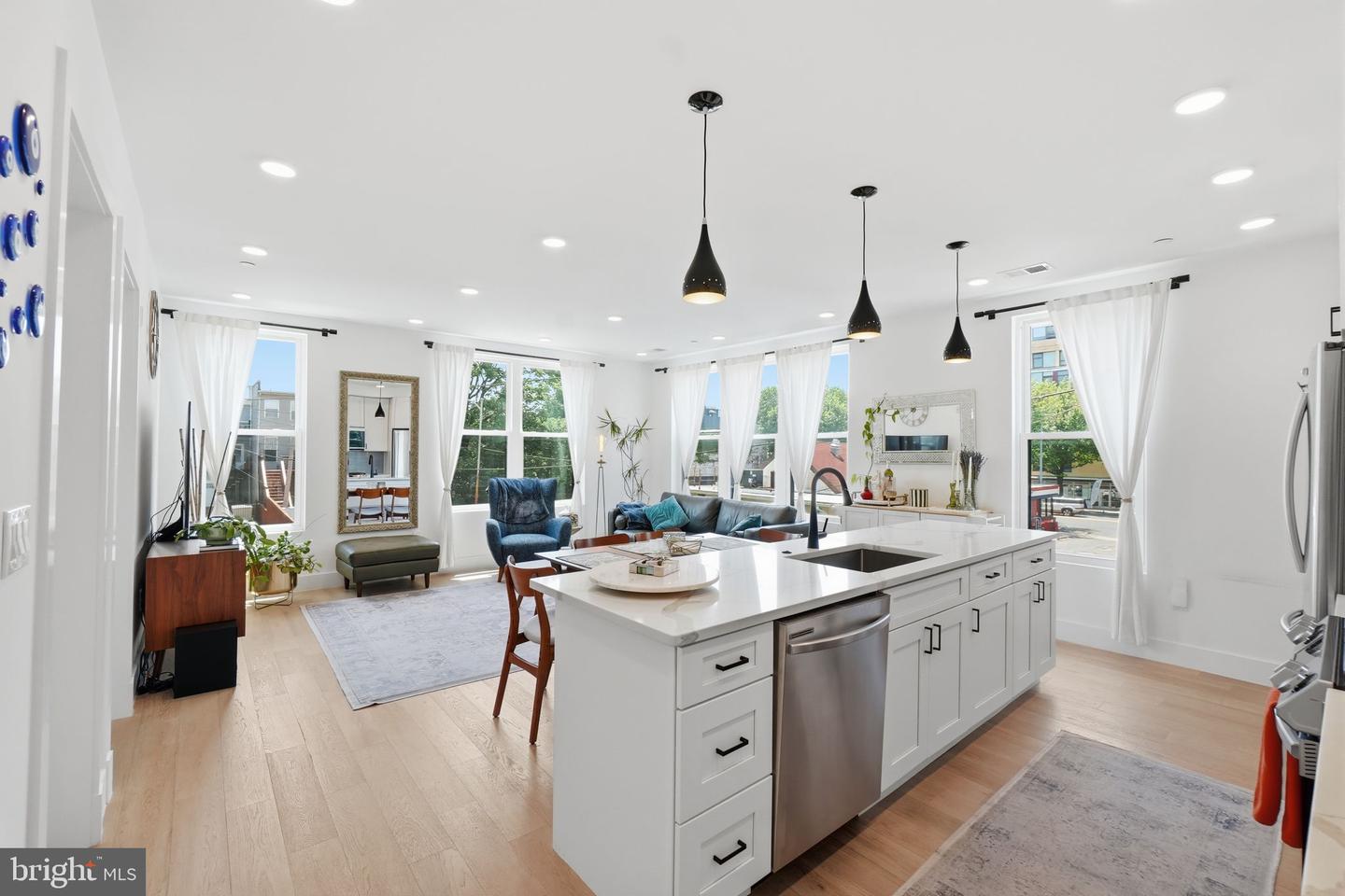 646 Newton Pl NW #203 — photo