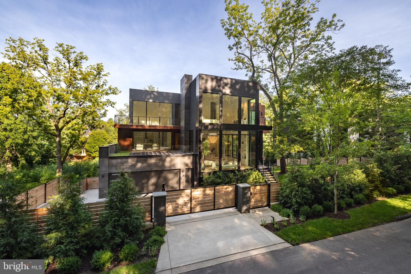 2676 Chain Bridge Rd NW — photo