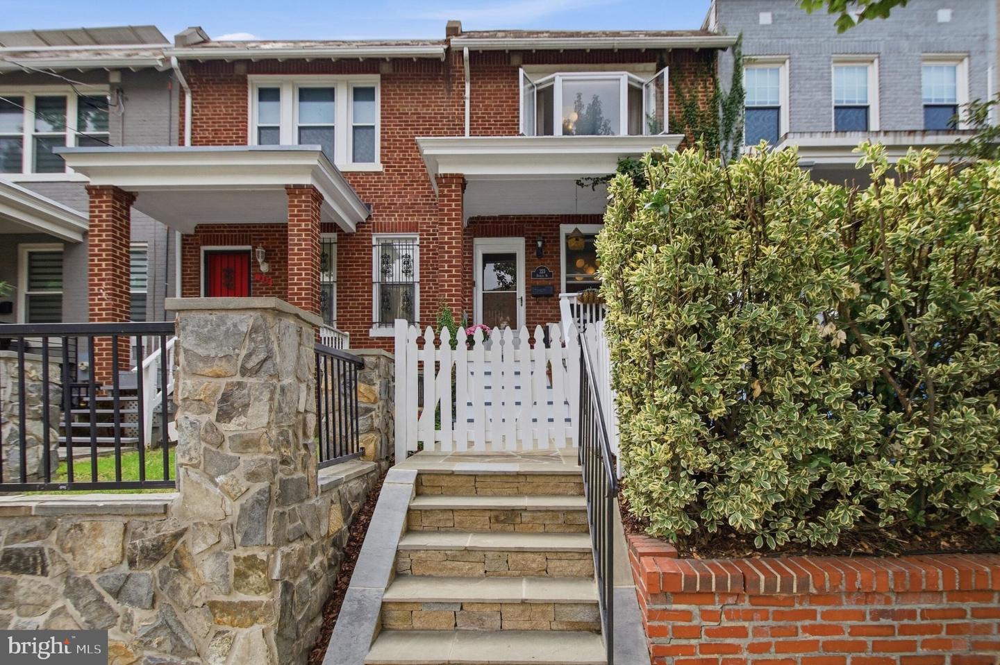 223 Douglas St NE — photo