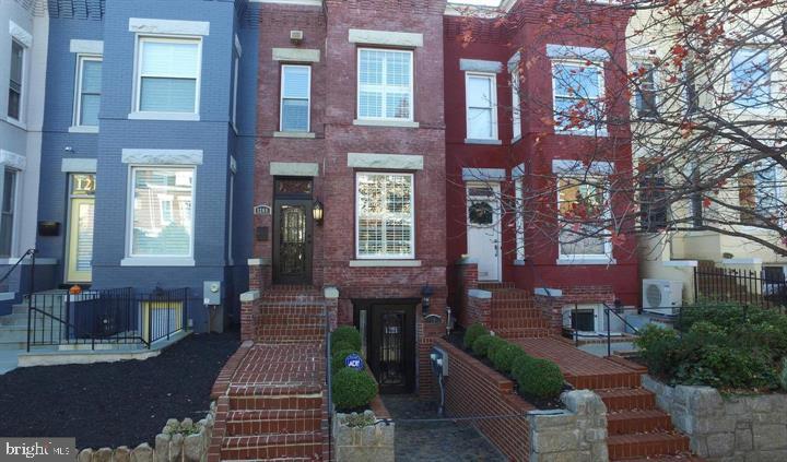 1209 E St NE — photo