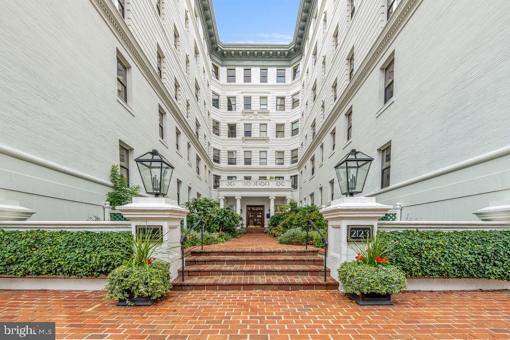 2123 California St NW #F1 — photo