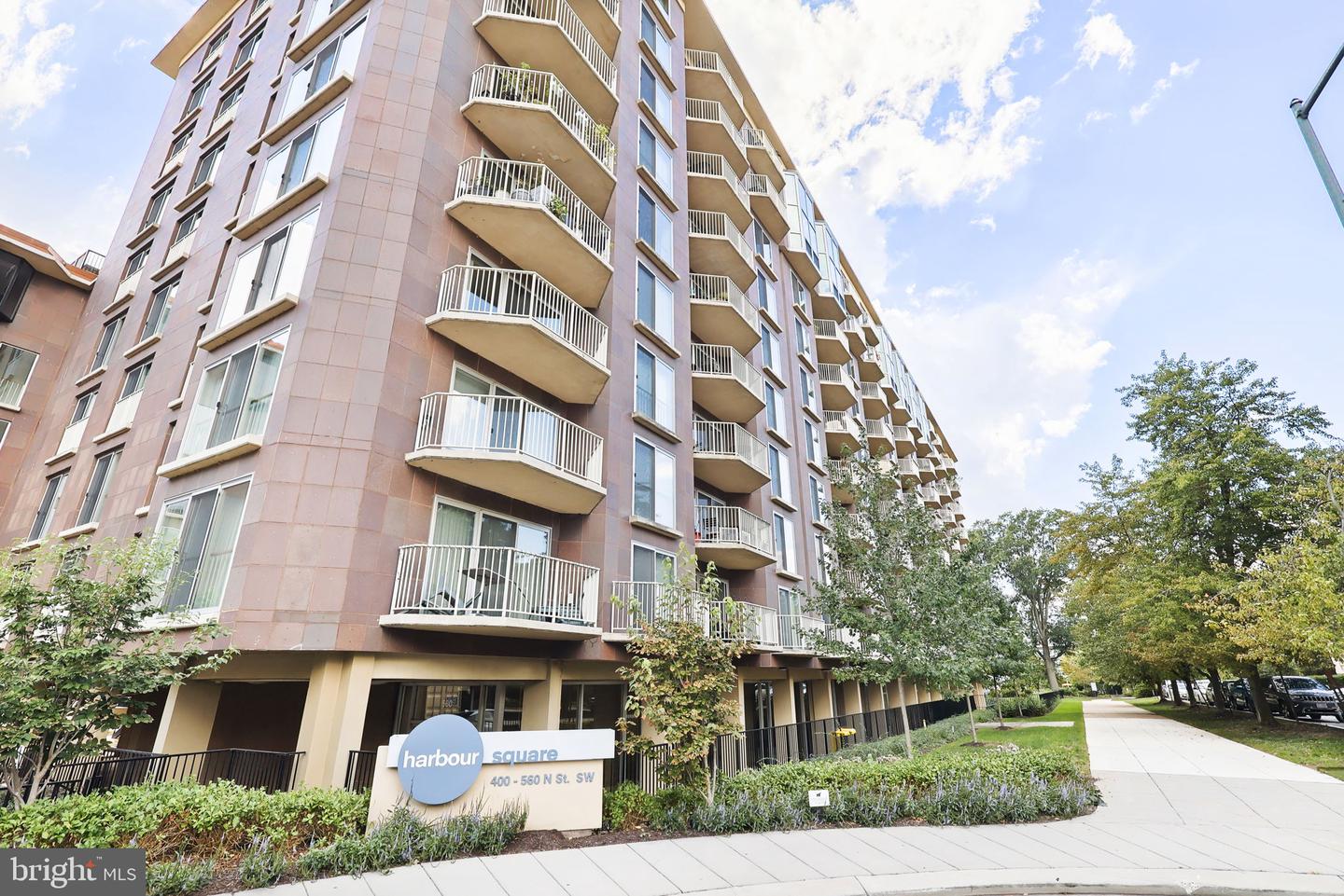 560 N St SW #801 — photo