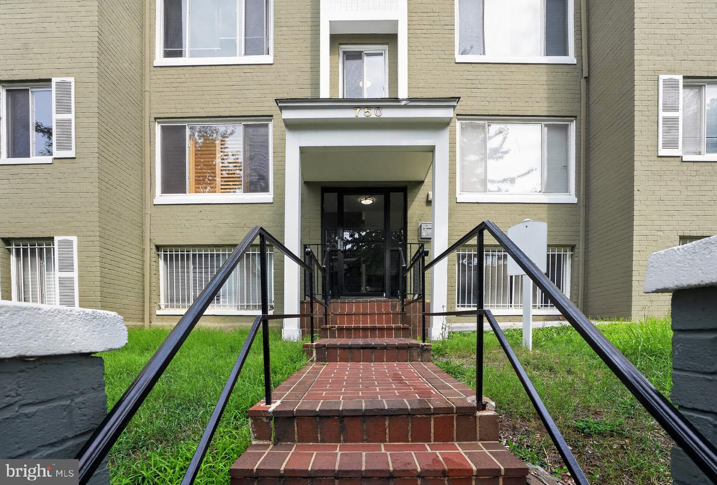 750 Barnaby St SE #T3 — photo