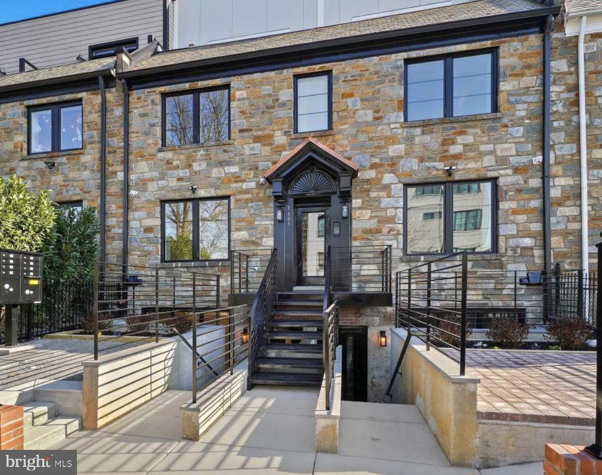 1605 Holbrook St NE #3 — photo