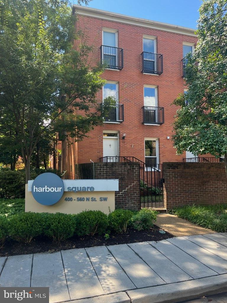 400 N St SW — photo