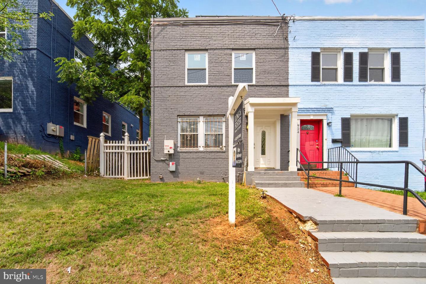 922 47th St NE — photo