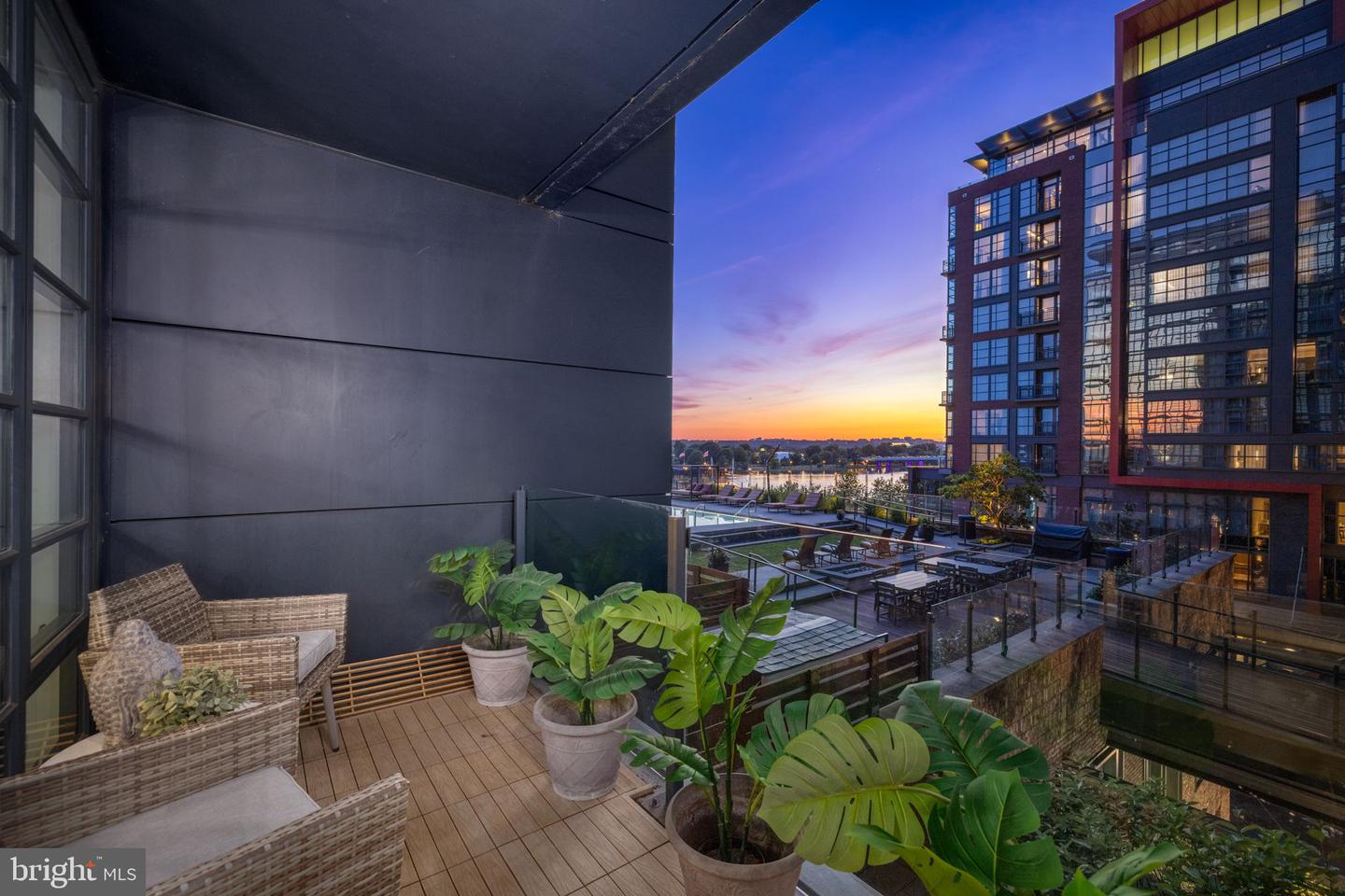 45 Sutton Sq SW #406 — photo