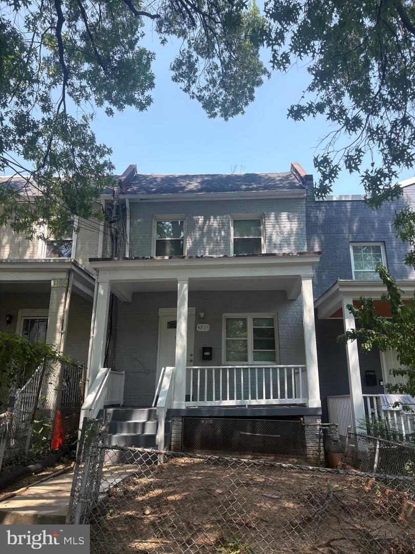 4234-Gault 4234 Pl NE — photo