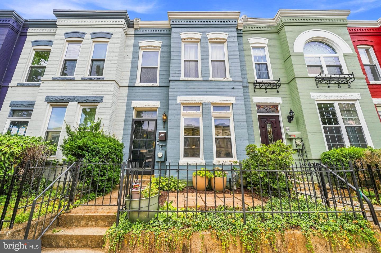 1327 Emerald St NE — photo