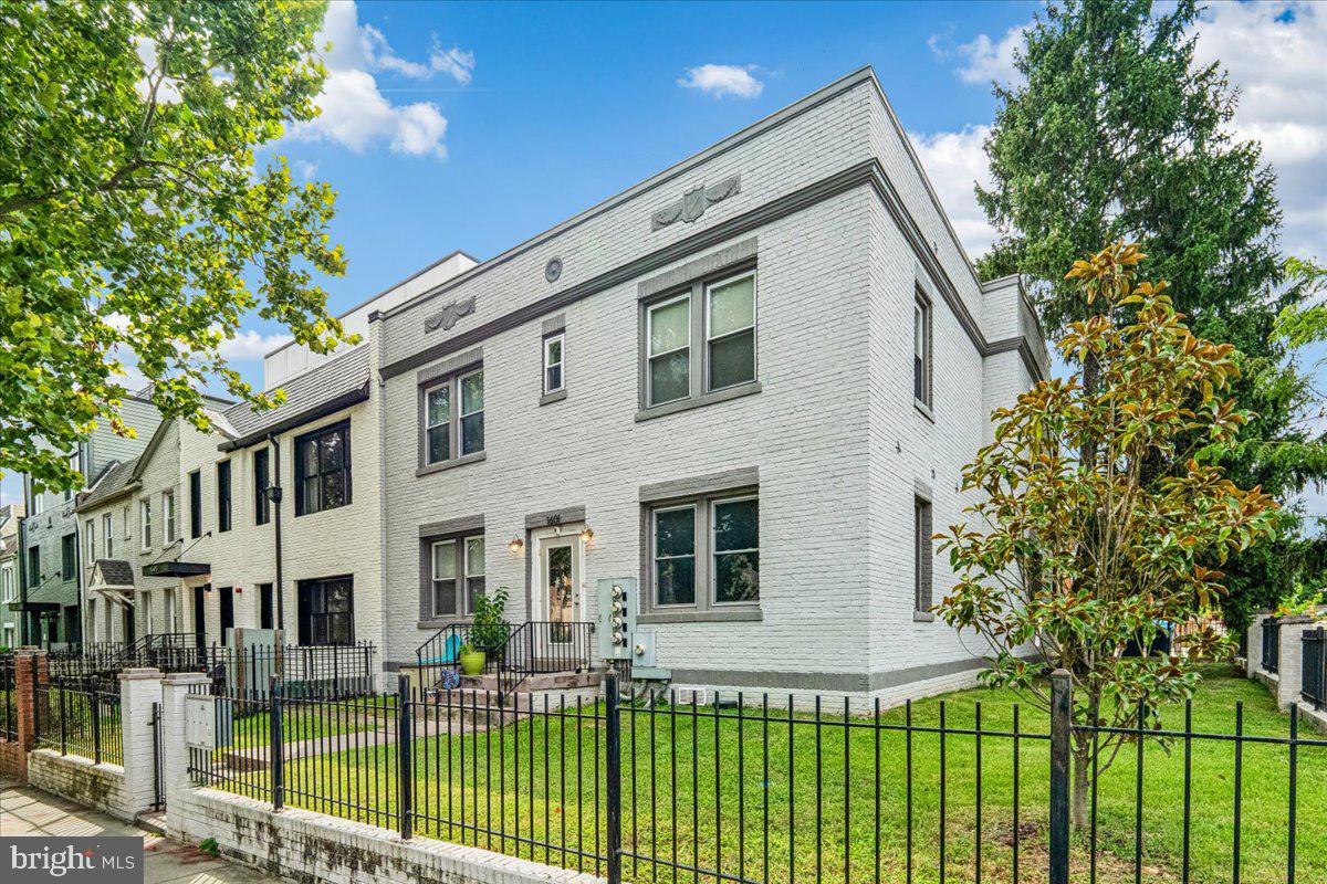 1601 Isherwood St NE #1 — photo