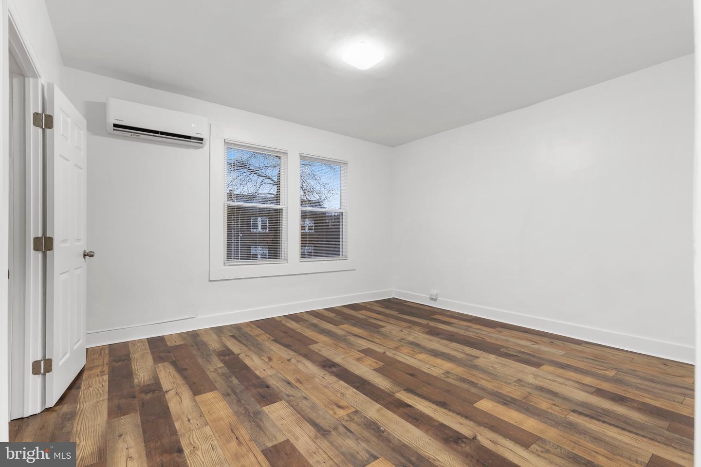 1512 Isherwood St NE #4 — photo