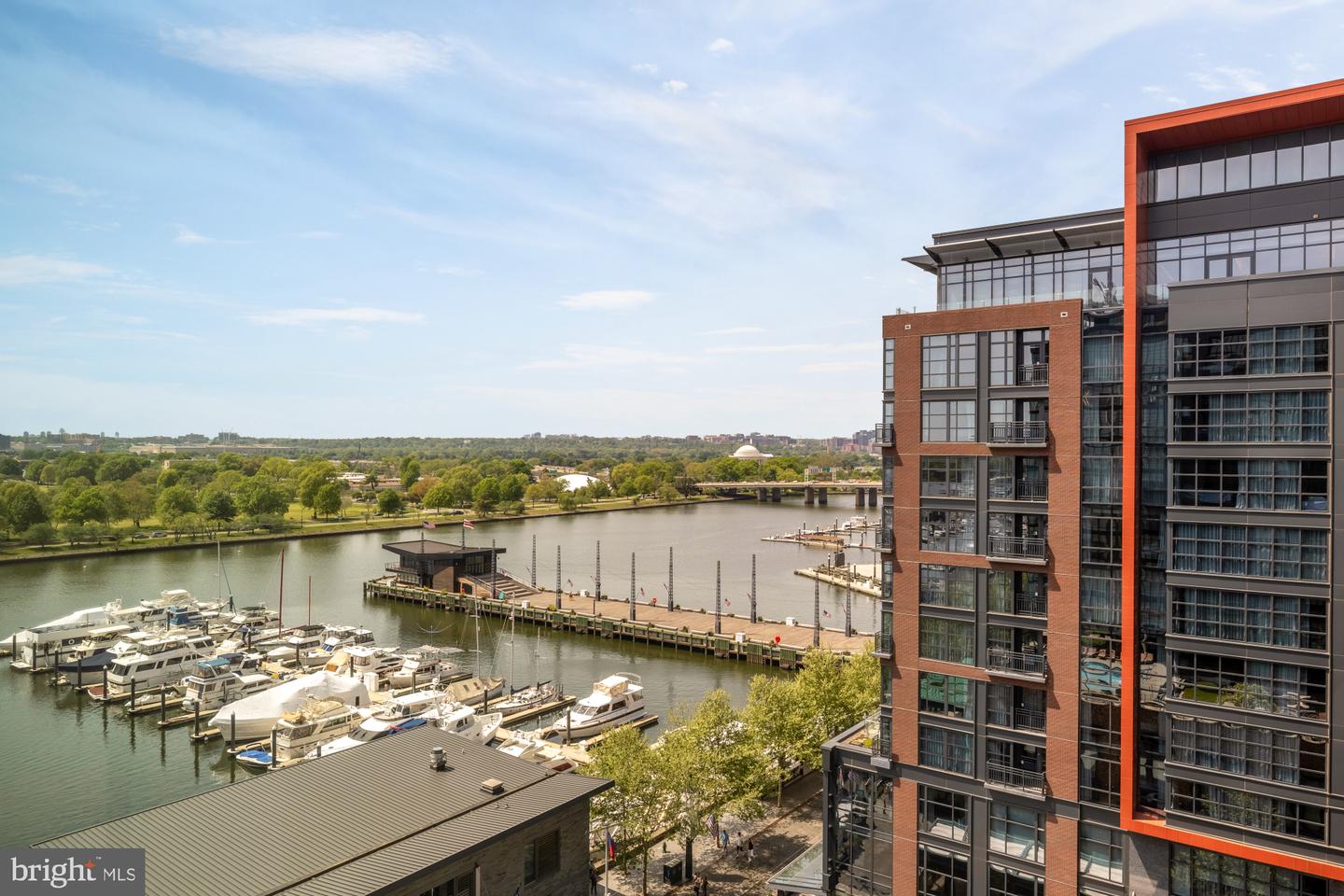 45 Sutton Sq SW #906 — photo