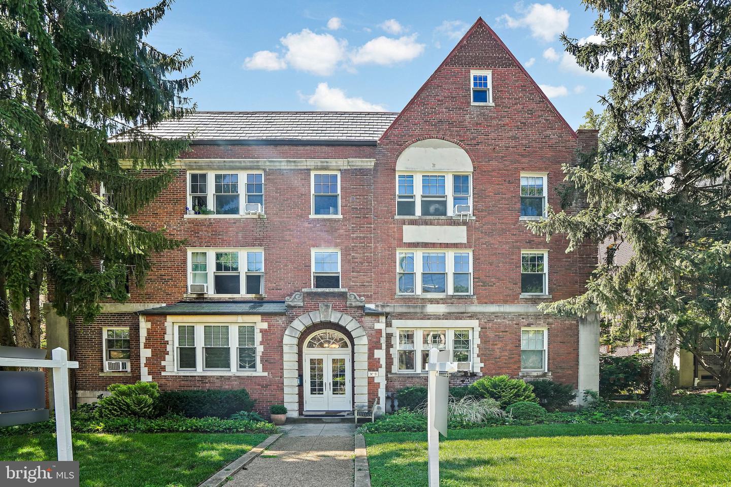 3018 Porter St NW #201 — photo