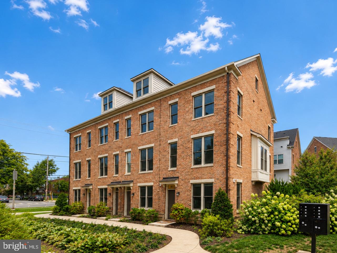 1011 Sycamore Dr SE — photo