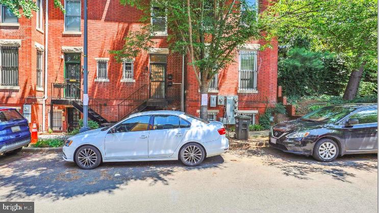 2303 17th St NW #B — photo