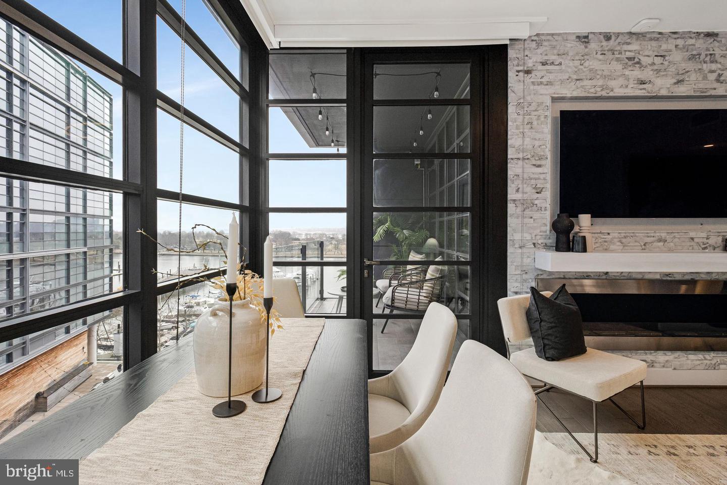 45 Sutton Sq SW #605 — photo