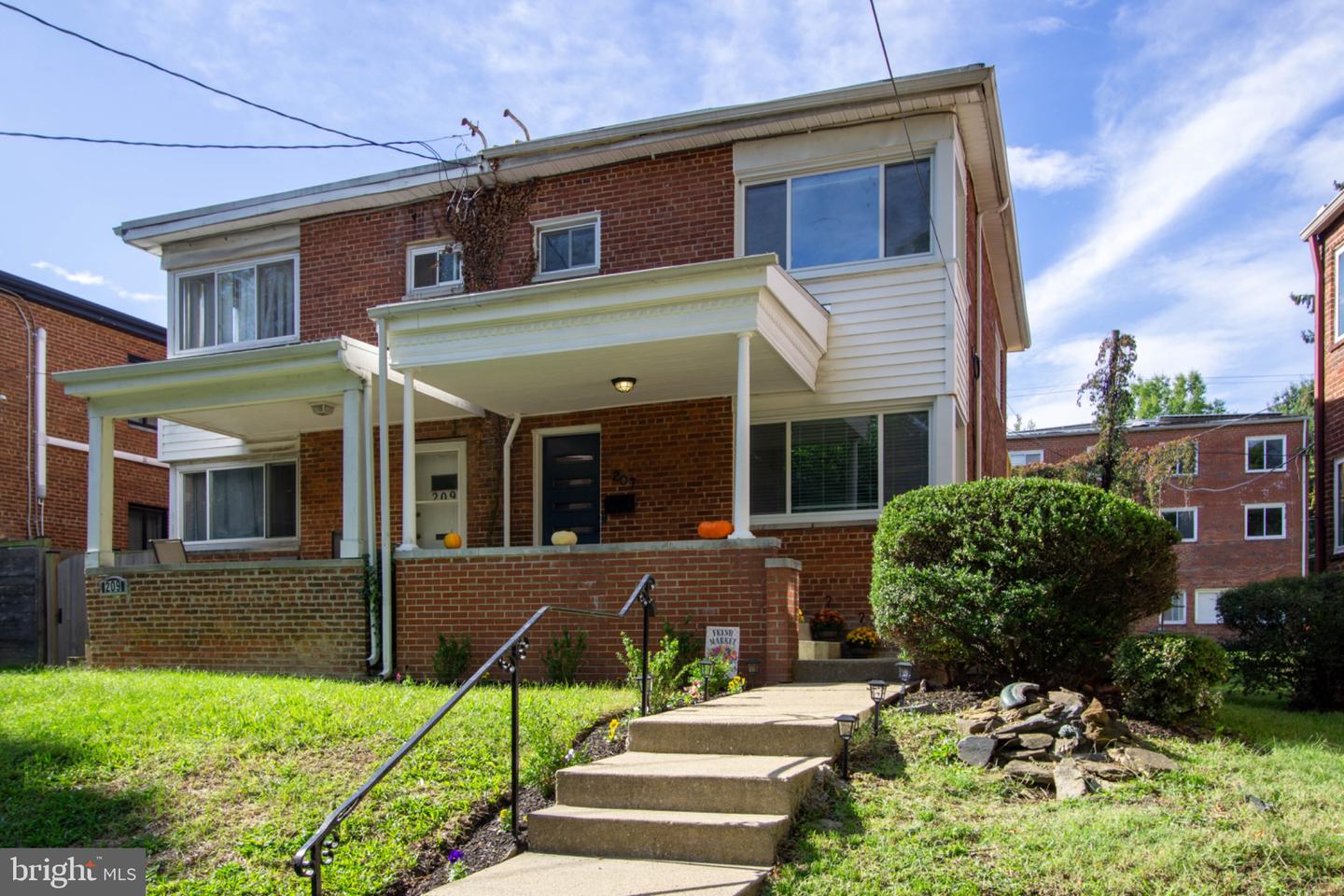 207 Hawaii Ave NE — photo