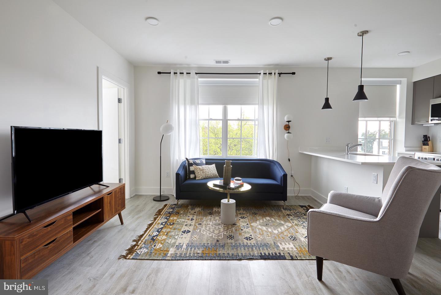 816 Potomac Ave SE #201 — photo