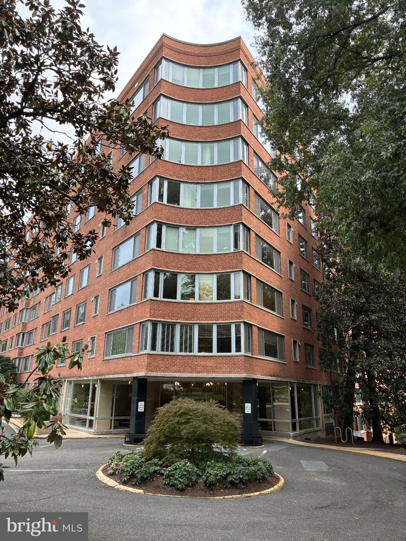 4200 Cathedral Ave NW #819 — photo