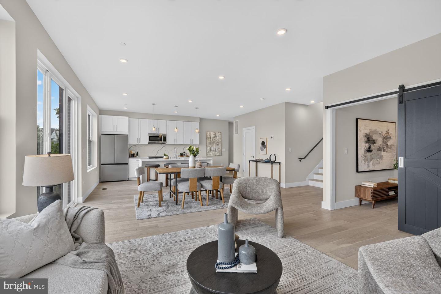 720 Irving St NE #8 — photo
