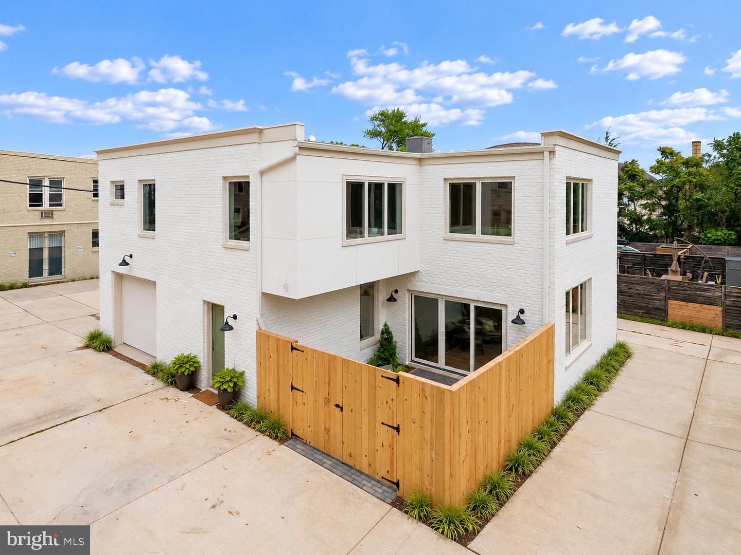 1818 Independence Aly SE — photo