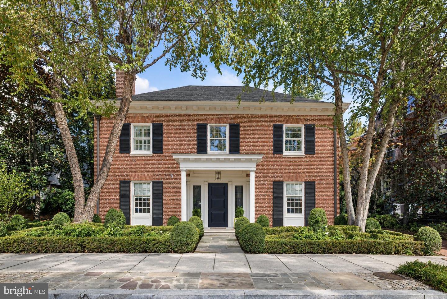 2411 Tracy Pl NW — photo