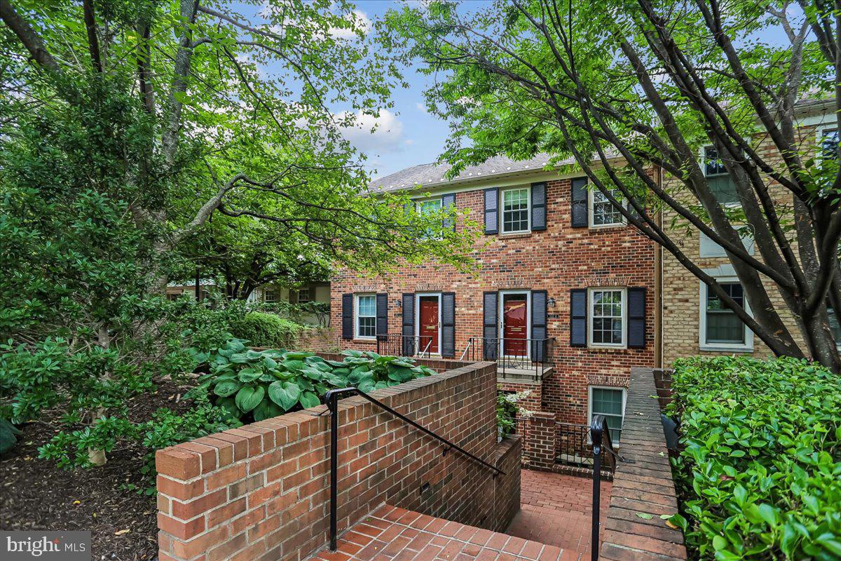 3217 Sutton Pl NW #a — photo
