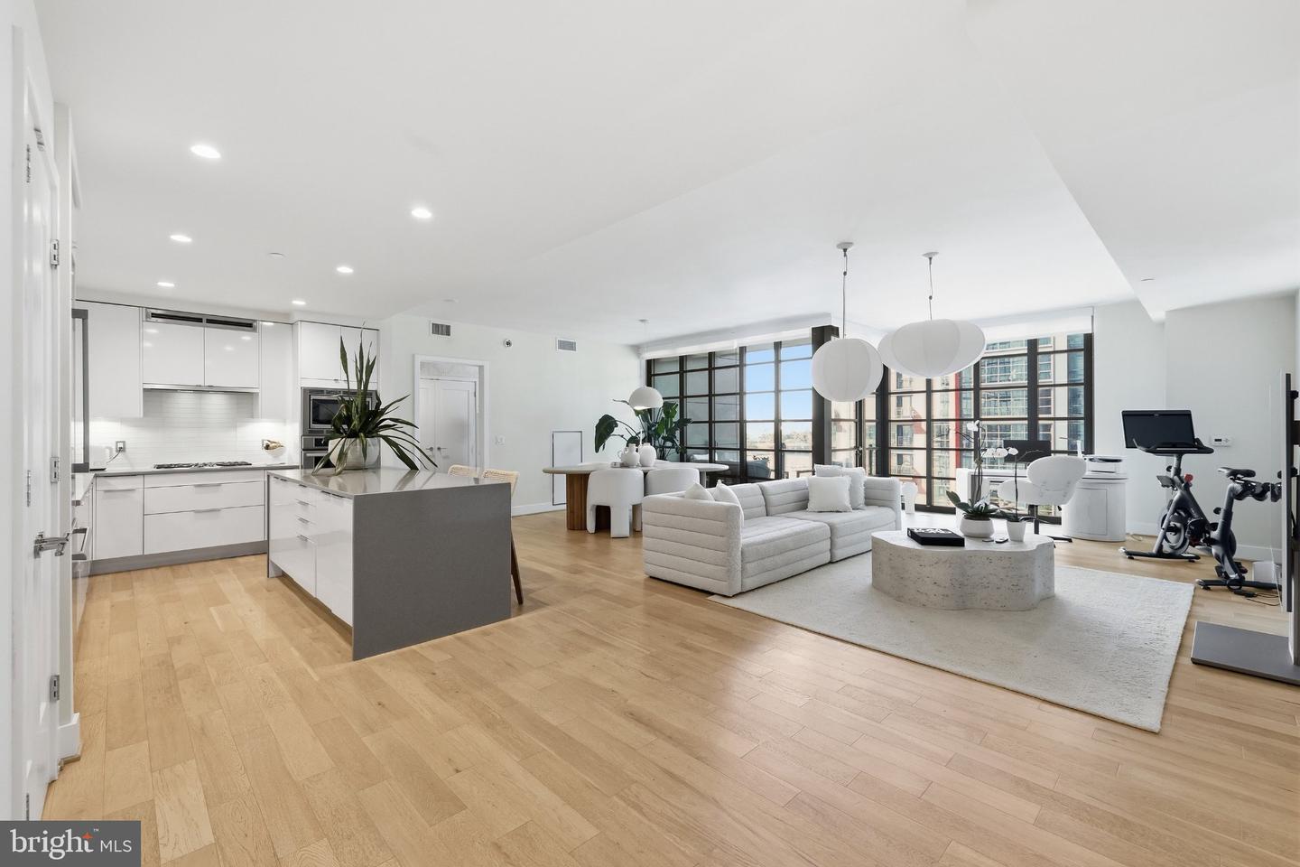 45 Sutton Sq SW #706 — photo