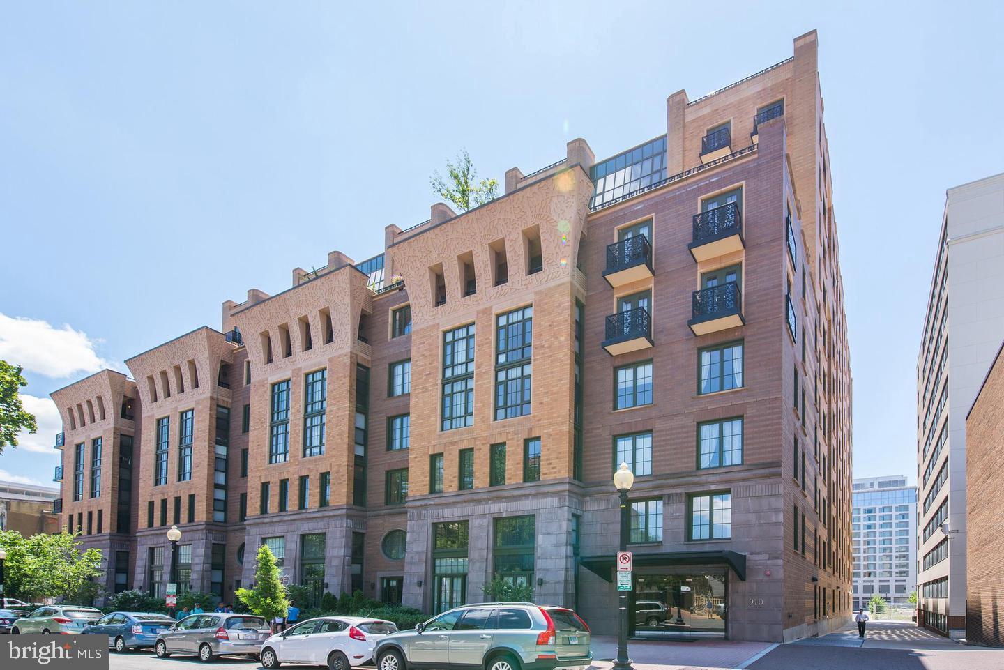910 M St NW #323 — photo
