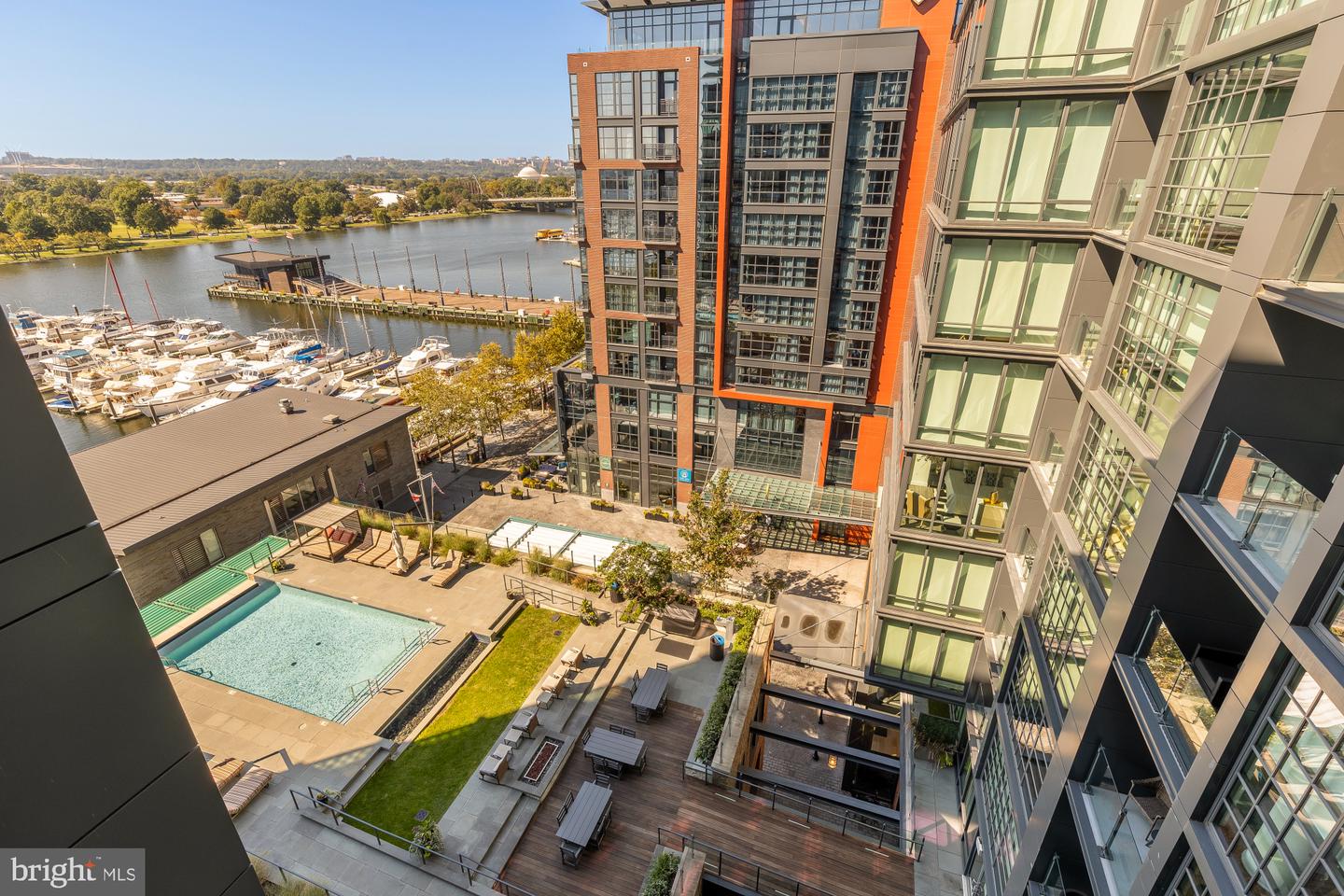 45 Sutton Sq SW #906 — photo