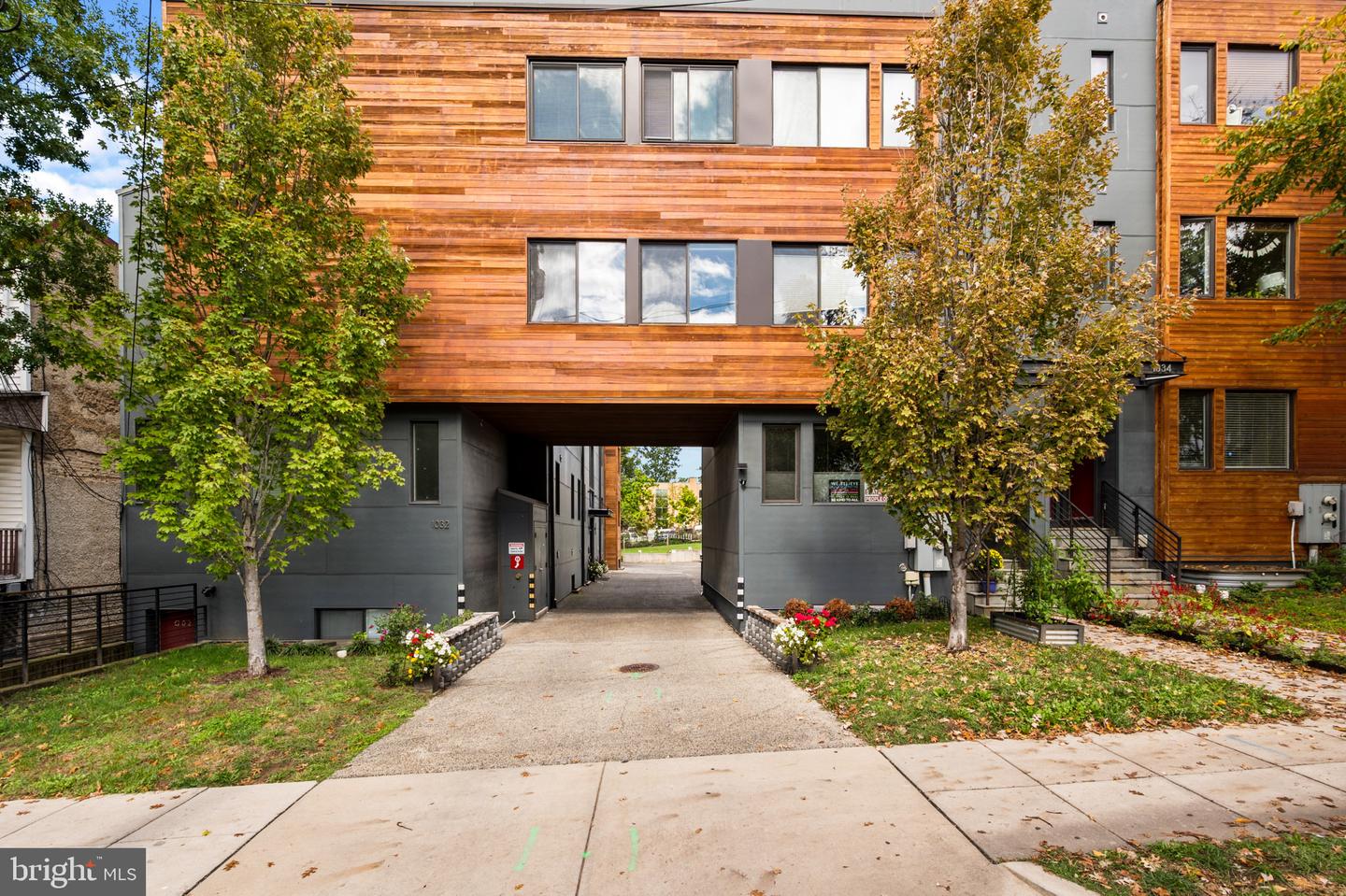1032 Otis St NE #202 — photo
