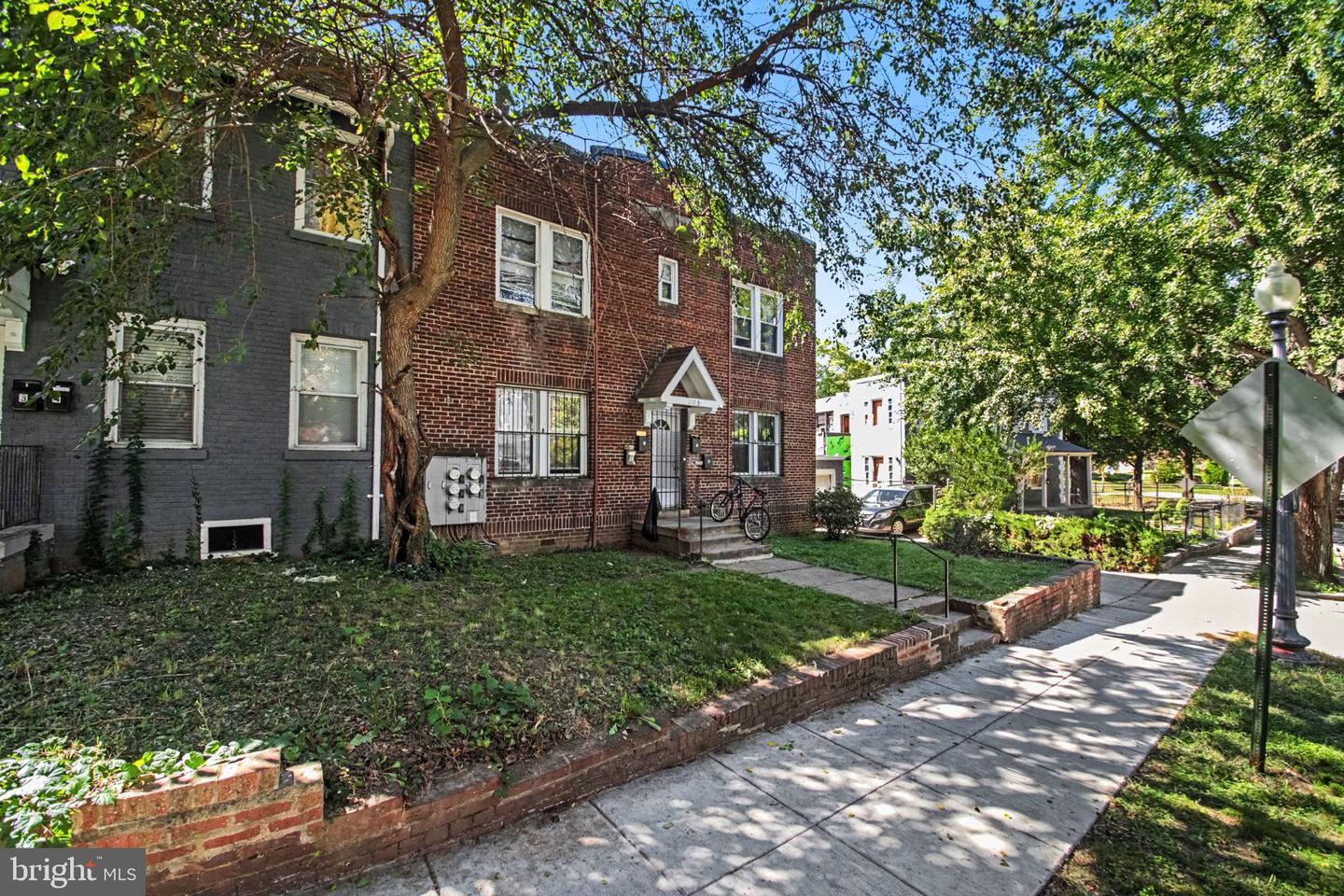 1105 NE Holbrook Ter NE — photo