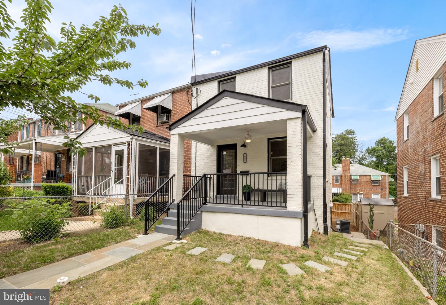 632 Farragut Pl NE — photo