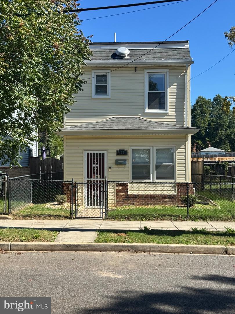 5404 James Pl NE — photo