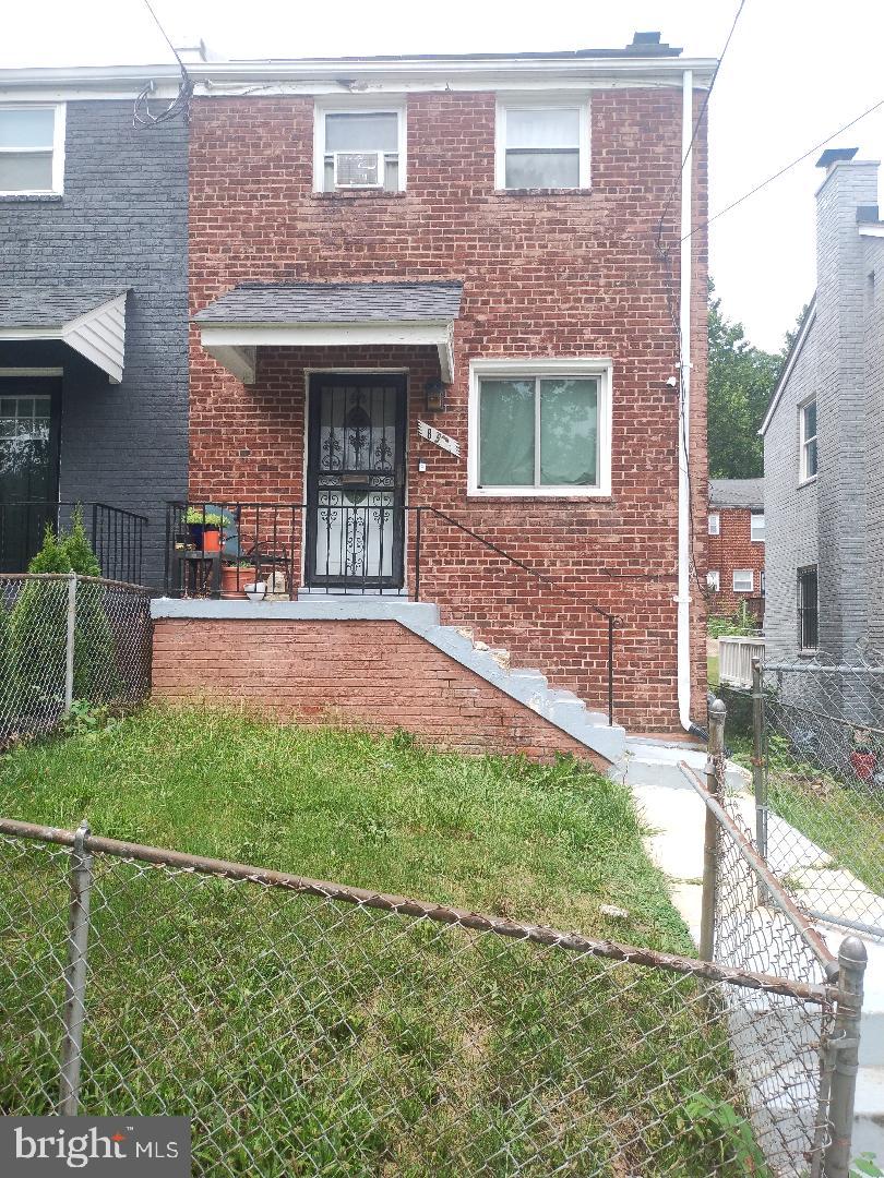 855 Adrian St SE — photo