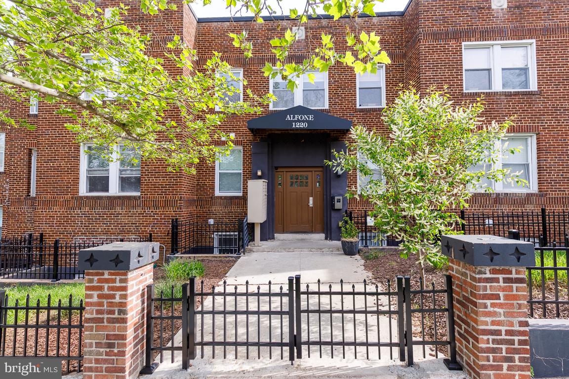 1220 Holbrook Ter NE #202 — photo