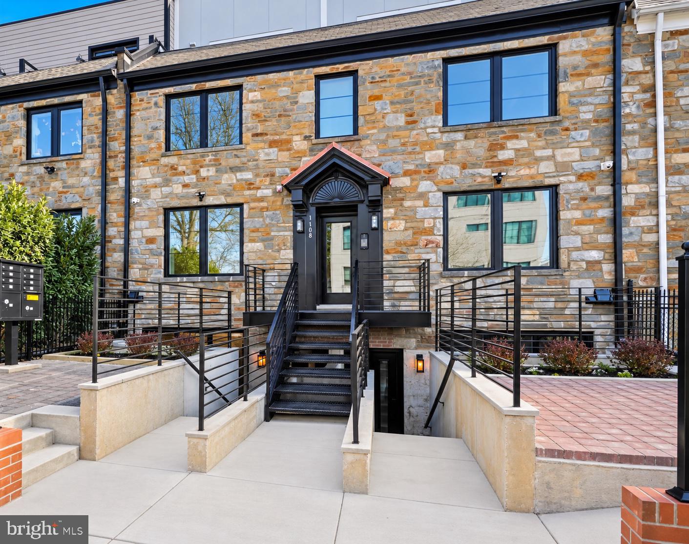 1605 Holbrook St NE #3 — photo