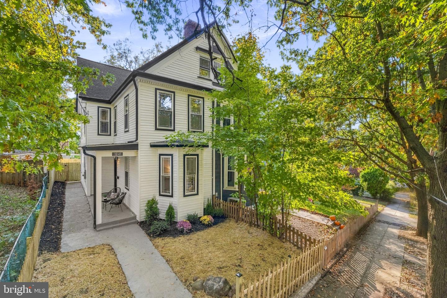 1241 Perry St NE — photo