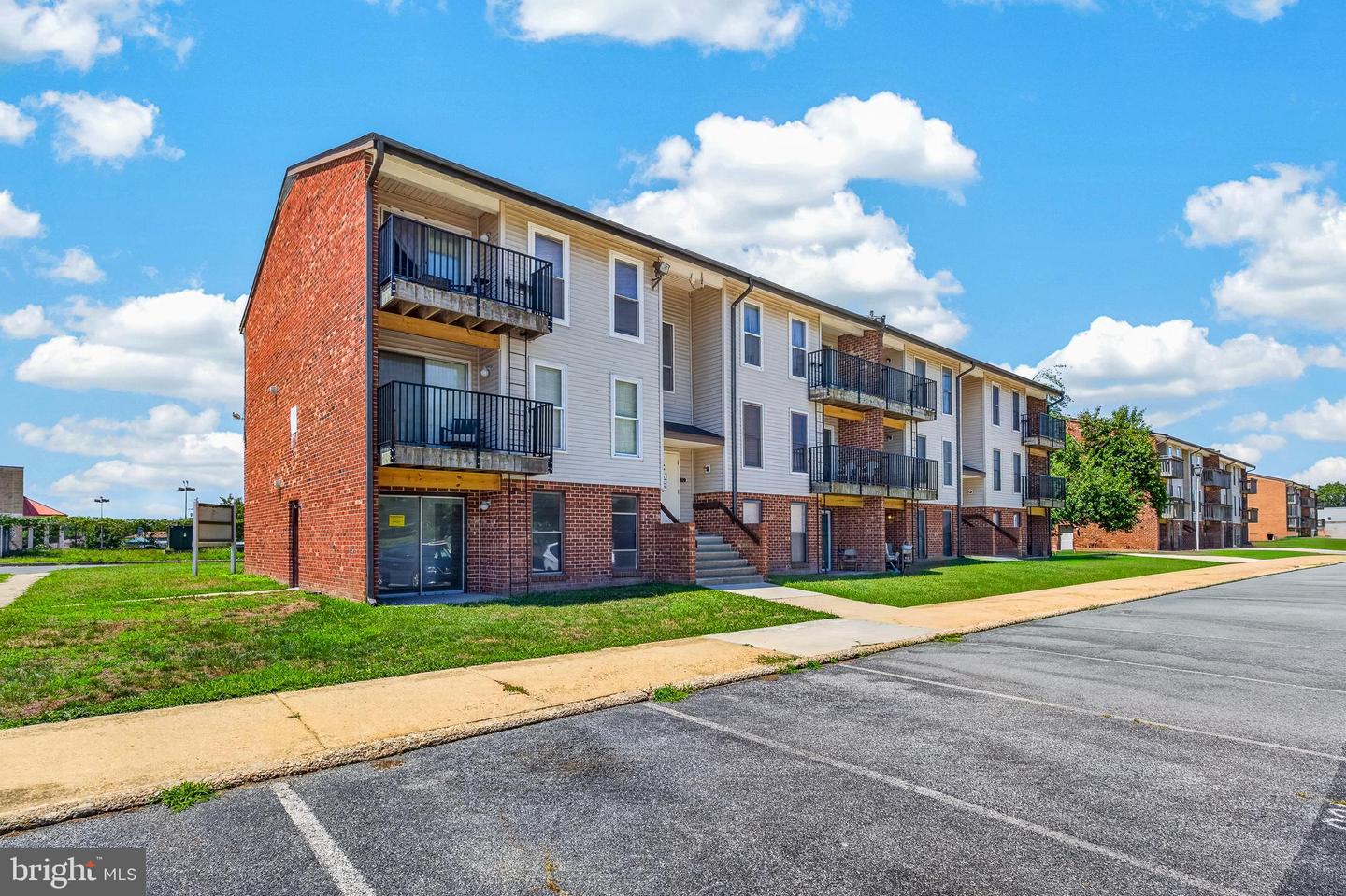 1001 White Oak Rd — photo