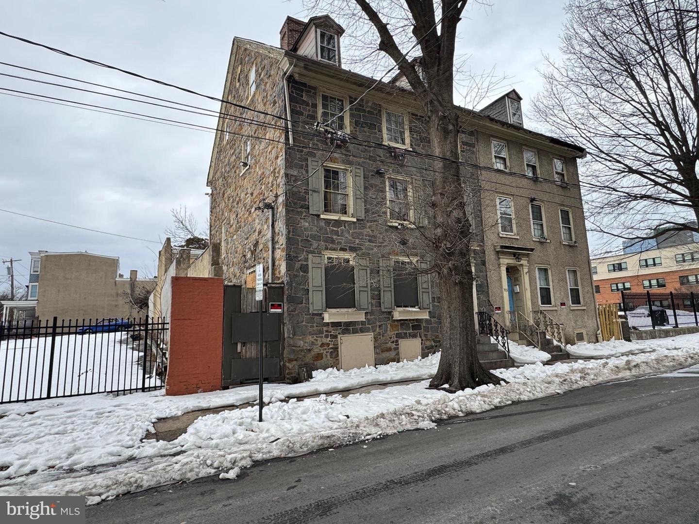 701 N West St — photo