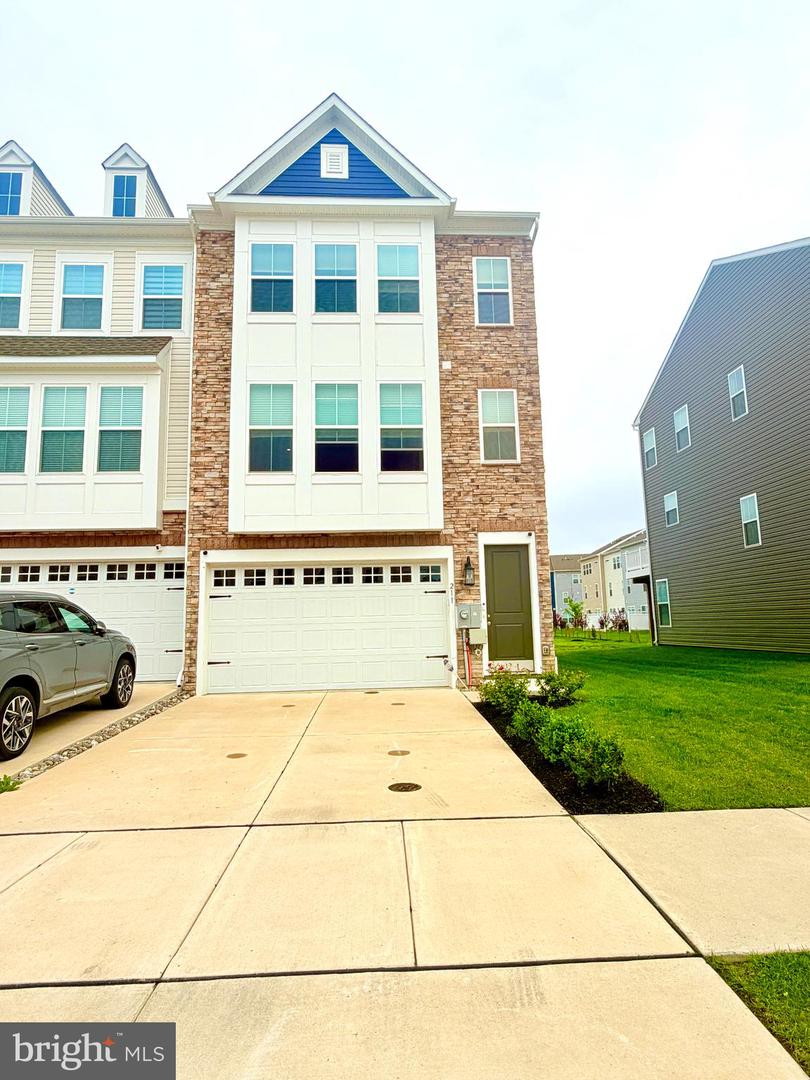 211 Douglas Way — photo