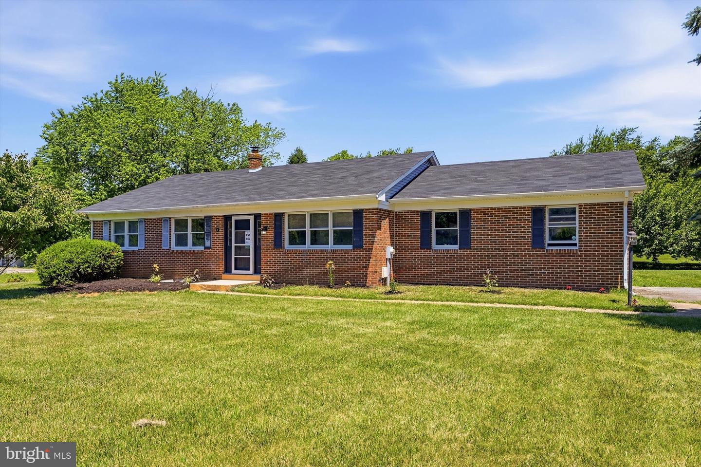 305 White Pine Dr — photo
