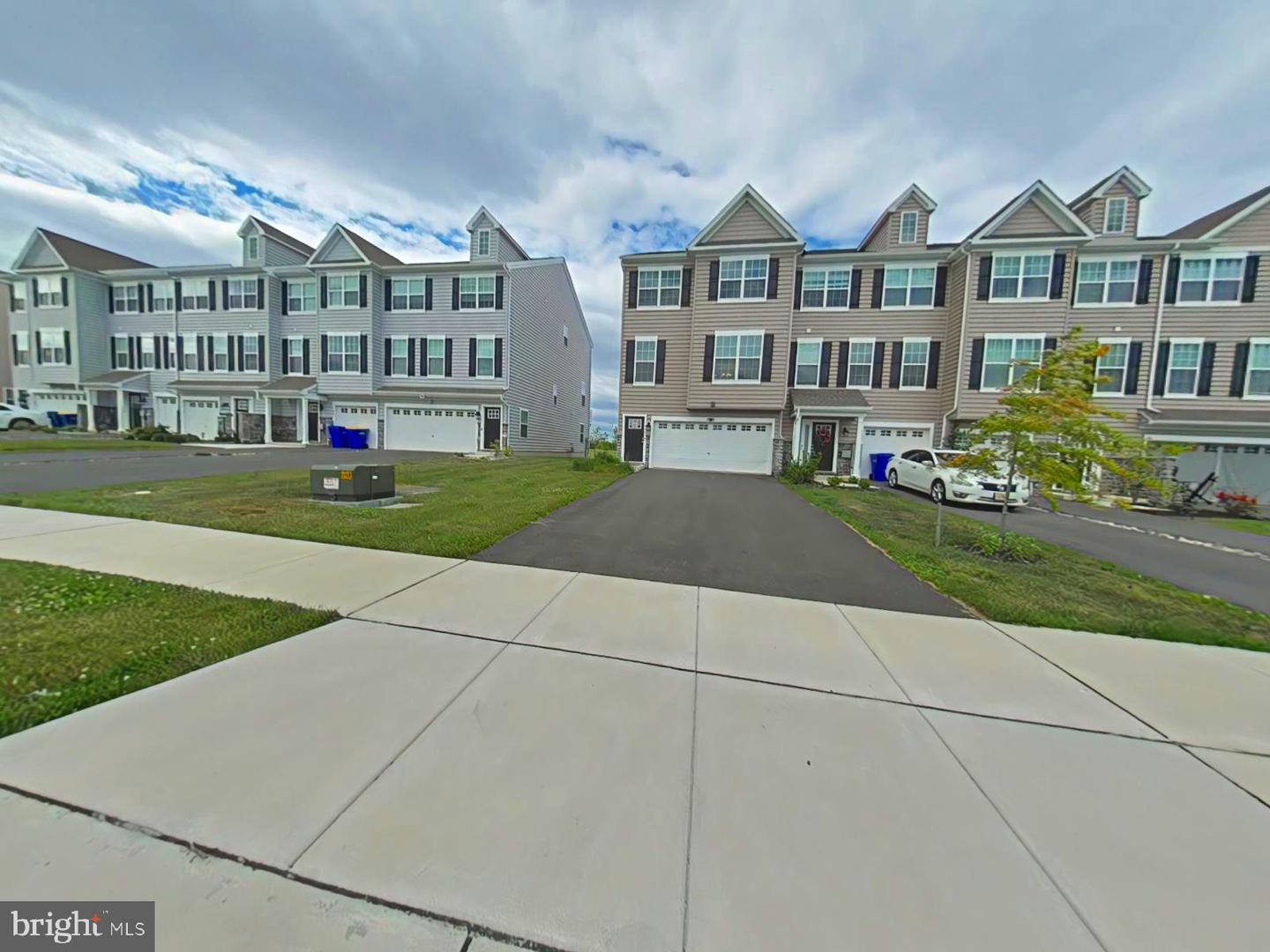 1445 Carrick Ct — photo