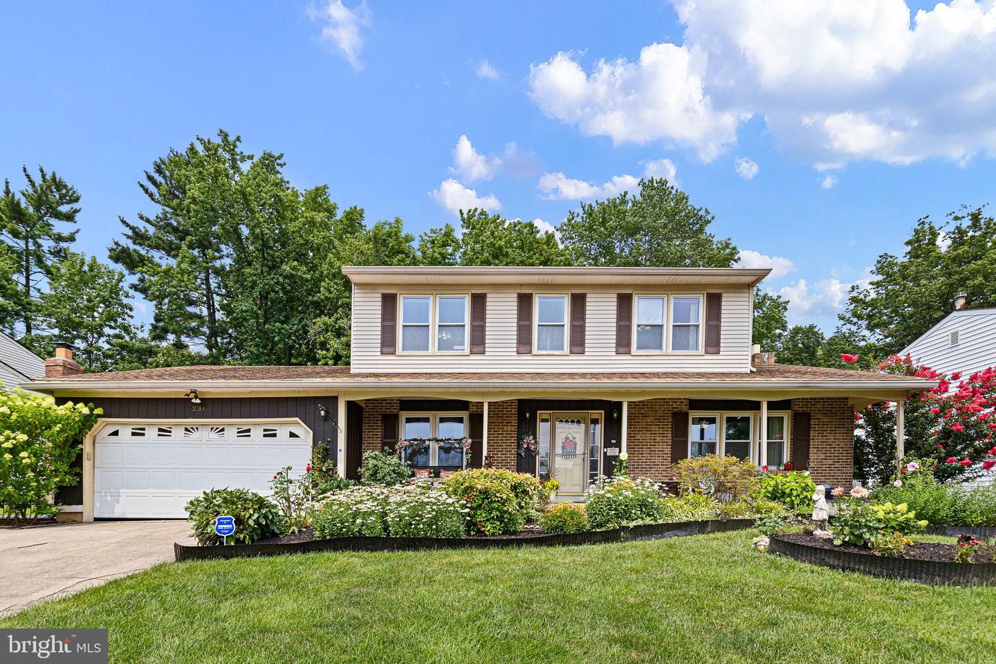 231 E Seneca Dr — photo