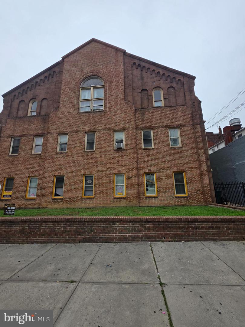 715 N King St — photo