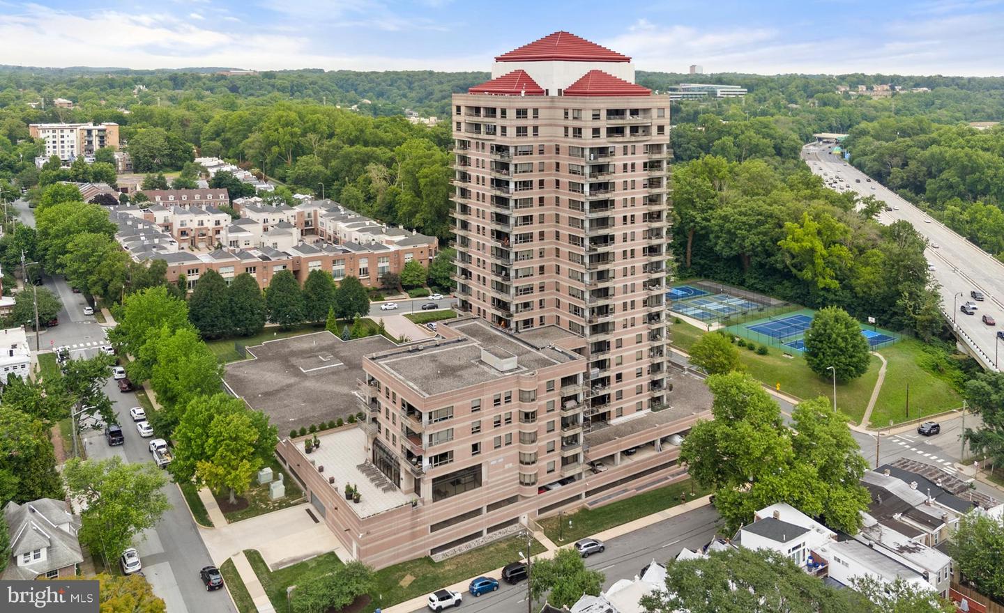 1100-Unit Lovering Ave #1406 — photo