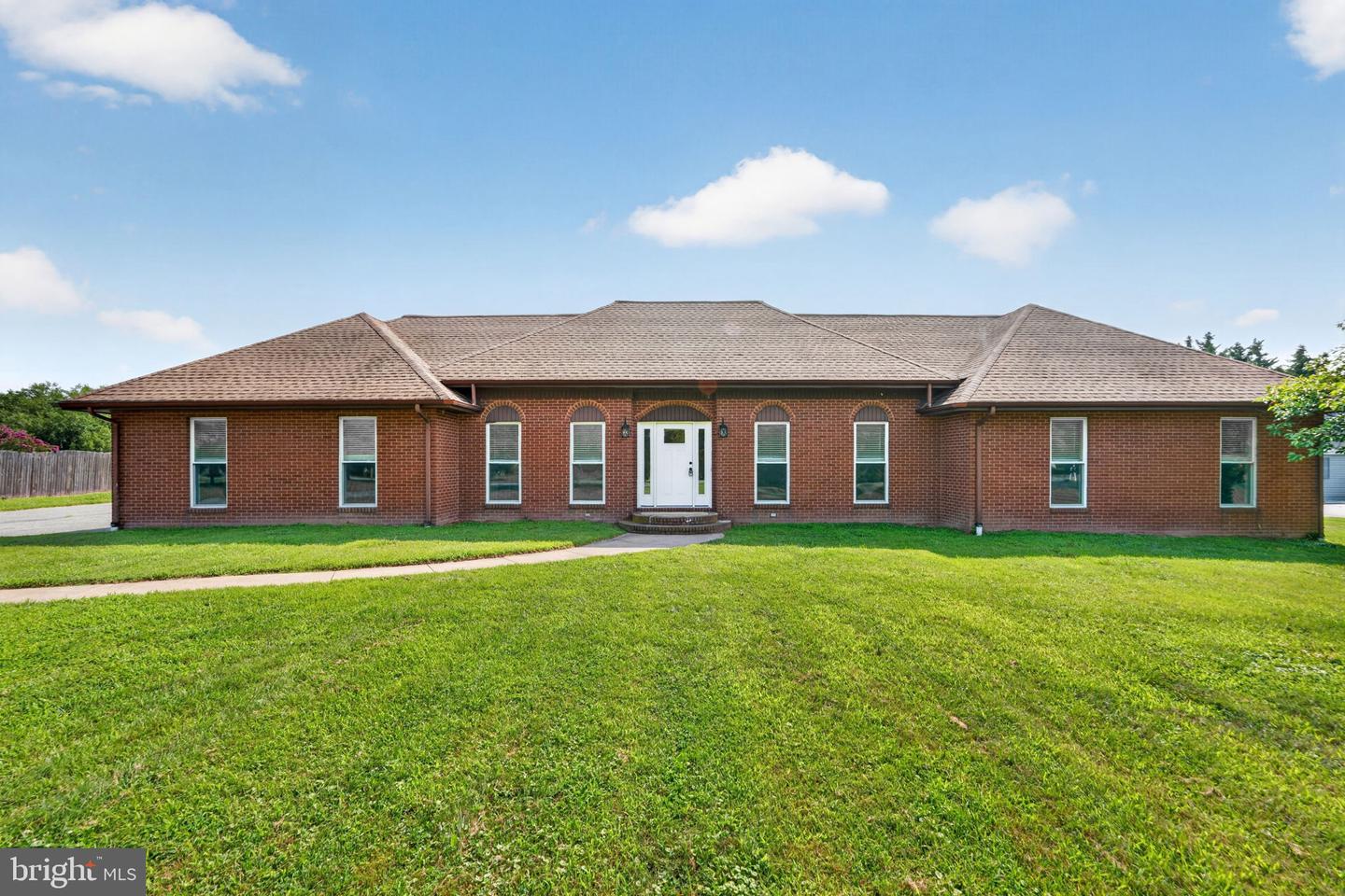 408 Commodore Dr — photo