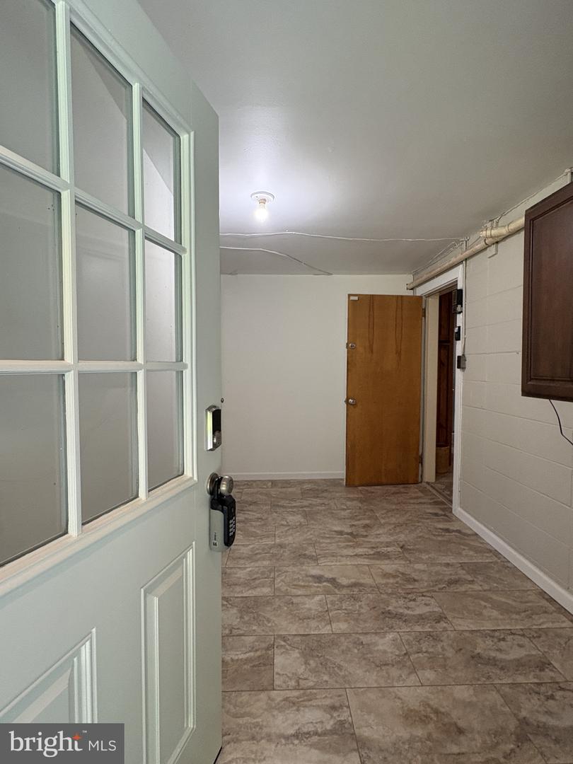 1004 Dixon Dr — photo