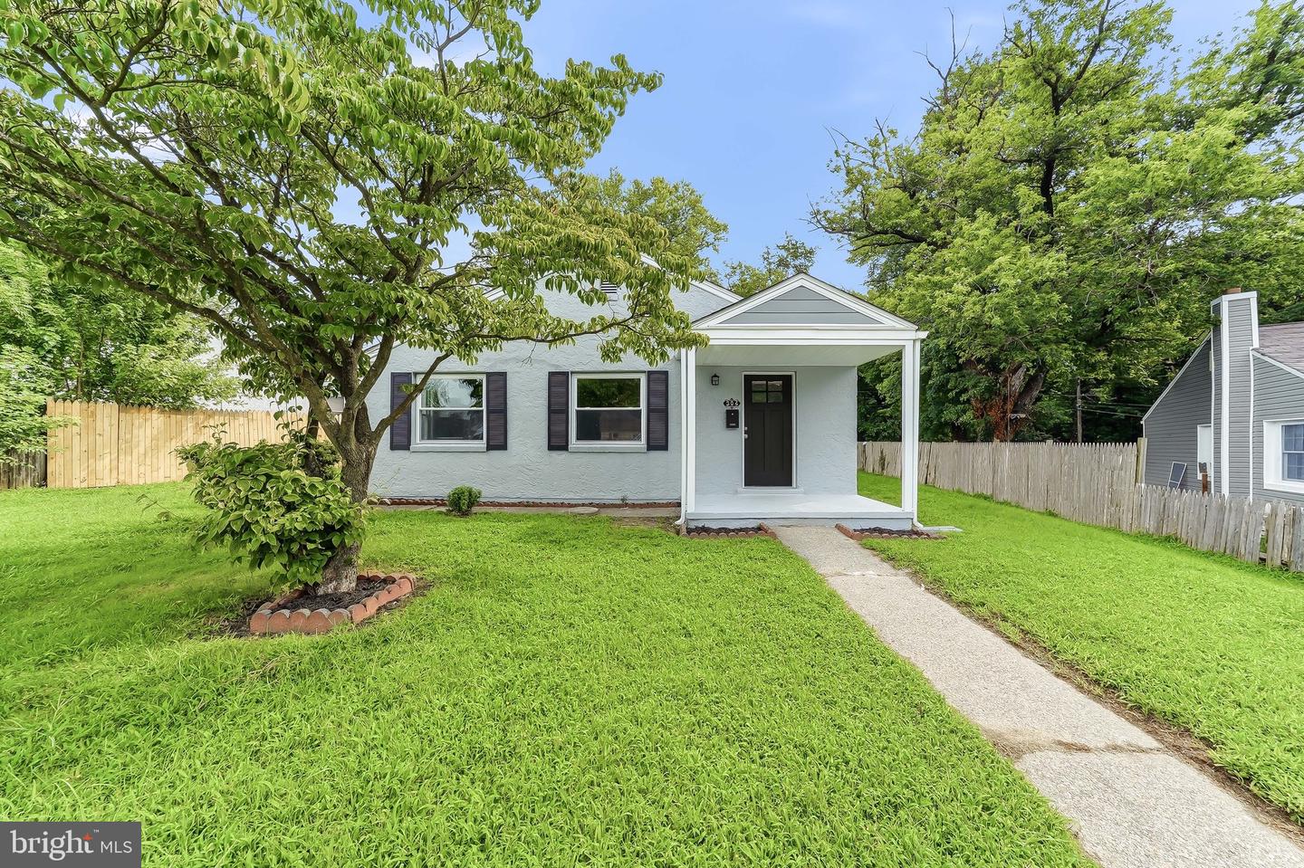 304 Frazer Pl — photo