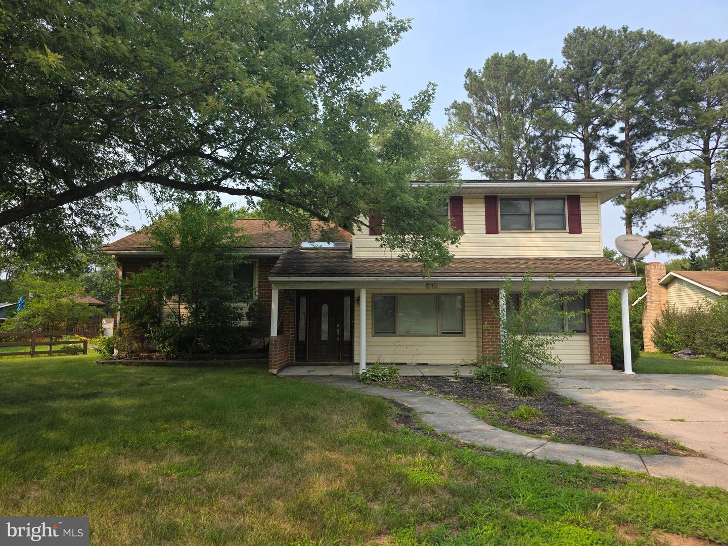 812 Leeds Ln — photo